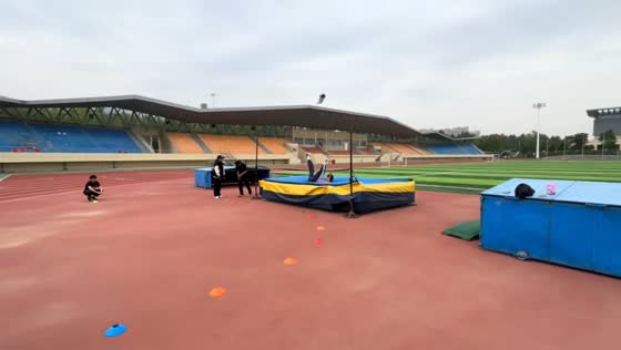 Man loses slipper mid-jump and lands it in metal bin in Qinghai, China