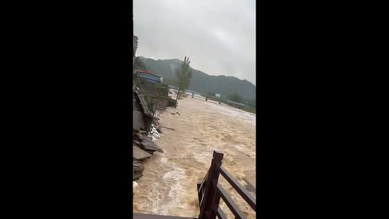 Torrential flooding causes riverbank collapse in Henan, China