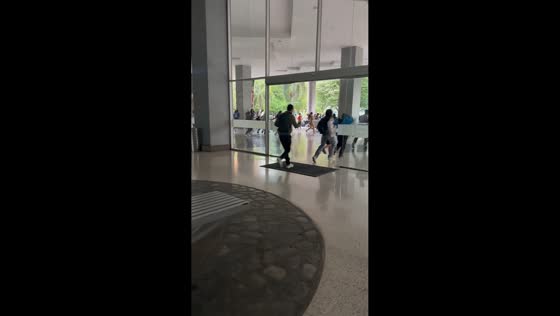 Shoppers rush to evacuate mall during powerful earthquake in Maracay, Venezuela