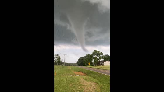 Eyewitness footage of tornado in Mountain View, Missouri