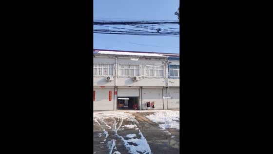 Thick snow falls from roof in Anhui, China