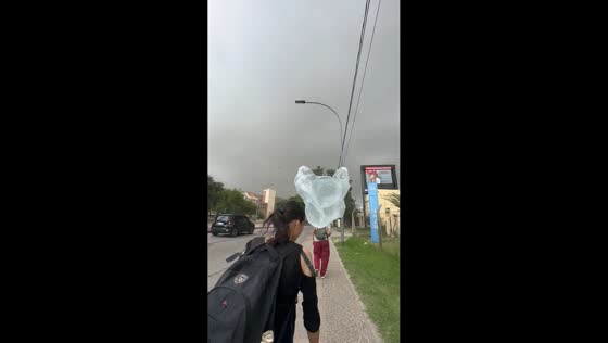 Strong whirlwind disrupts sidewalks in Córdoba, Spain