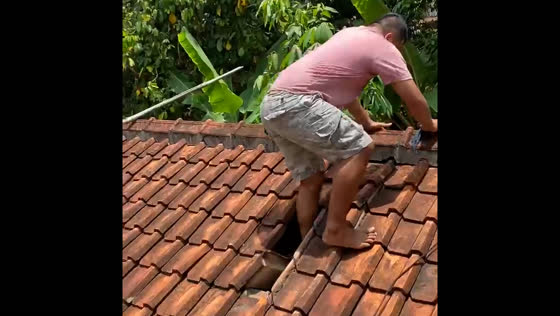 Rooftop mishap captured in Ciamis City