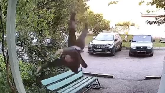 Man falls from third-floor apartment onto bench, walks away unscathed in Bashkortostan