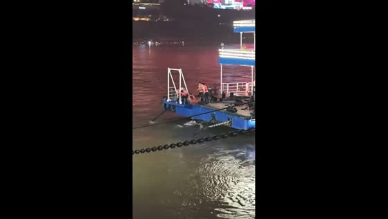 Paddleboarders rescued after falling into the Jialing River in Chongqing, China