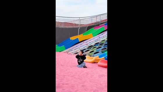 Little girl makes heart gesture after slide in Shanxi, China