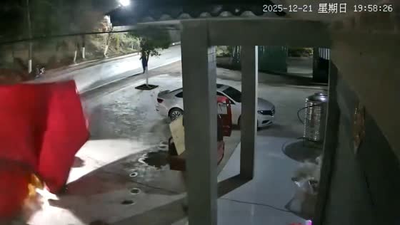 Car crashes into fruit tent amid roadside chaos in Hubei, China