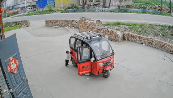 Child startled by sparks from electric tricycle in Henan, China