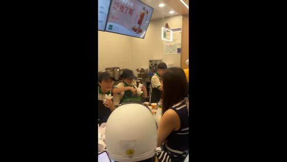 Chaotic pickup scene at busy store in Shandong, China