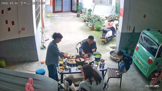 Child tips chair backward and falls during family dinner in Shandong, China
