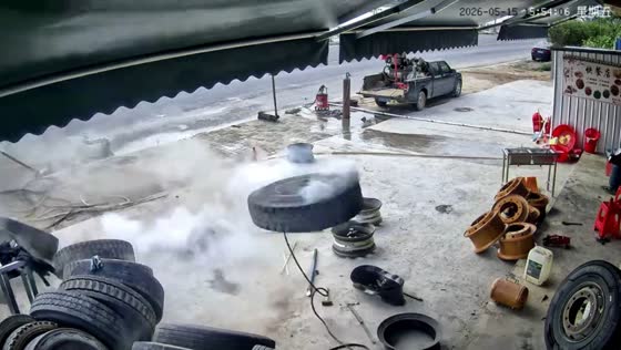 Truck tire explosion in repair shop startles worker in Guangdong, China