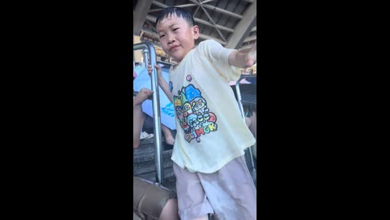 Orca splash soaks child during ocean park show in Zhejiang, China