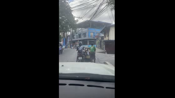 Compassionate motorist selflessly aids disabled garbage collector in scorching heat