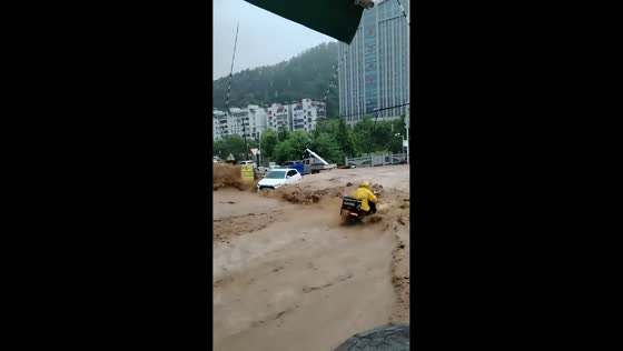 Flash flood sweeps through street intersection in Hubei, China