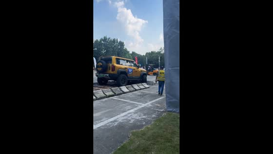 Off-road SUV halts race after getting stuck in Jiangxi, China