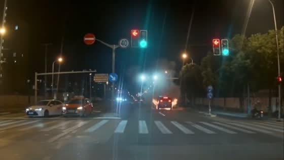Car catches fire on the road in Jiangsu, China