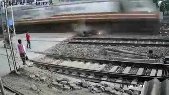 Motorcyclist narrowly escapes train collision in Uttar Pradesh