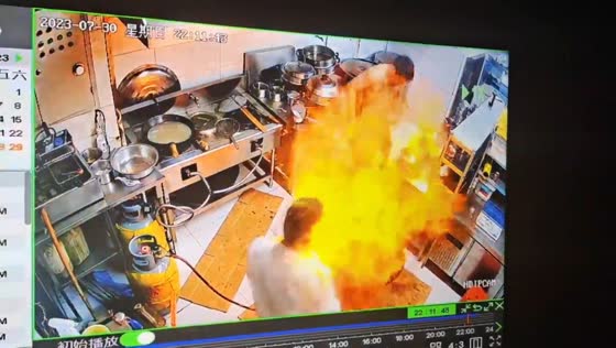 Sudden flare-up while cooking in Henan, China