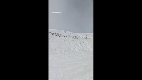 Snowboarder tumbles down rocky slope in Xinjiang, China