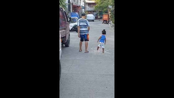 Girl imitates elderly neighbor before sharing sweet moment in General Trias, Cavite, Philippines