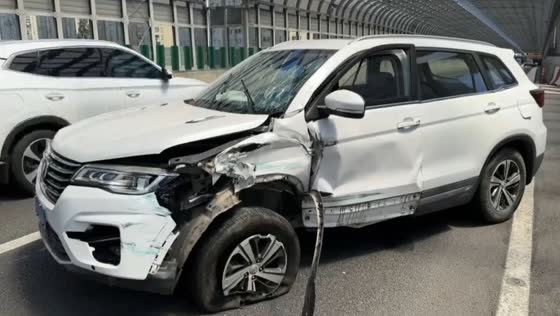 Driver dozes off in hot weather, crashes into guardrail in Shanghai, China