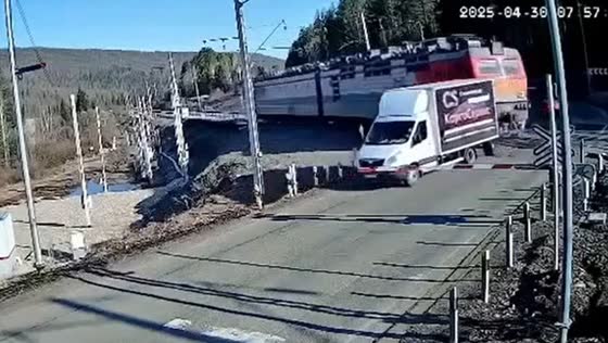 Gazelle driver narrowly avoids train collision in Ust-Kut