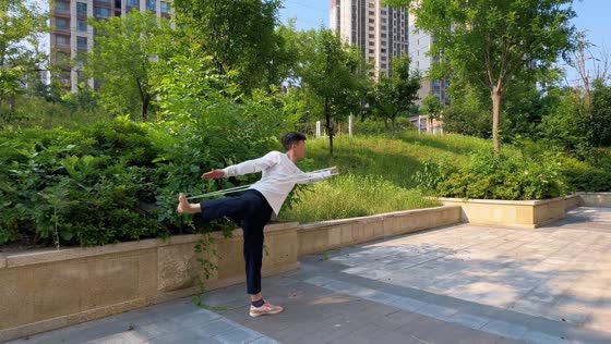 Man uses foot to draw slingshot in Shandong, China