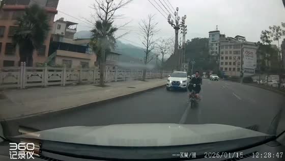 Car loses control and spins over scooter rider in Yunnan, China