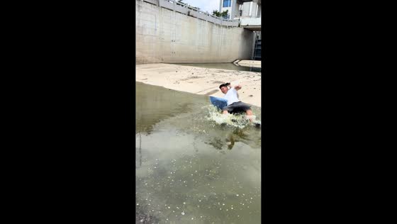 Man slips while carrying woman across river in Shandong, China