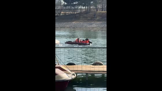 Pedal boat carrying five people sinks in Henan, China