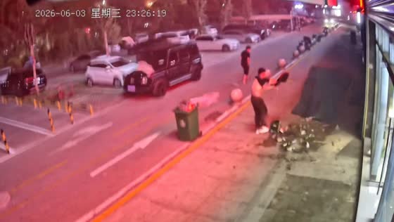Strong wind gust sweeps debris across street in Shandong, China