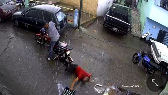 Drunk man falls with beers while trying to ride motorcycle in Caracas, Venezuela