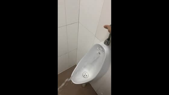 Faulty urinal flush sprays water onto man in Liaoning, China