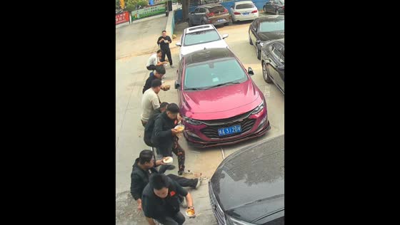 Hilarious railing collapse surprises men during lunch in Henan, China