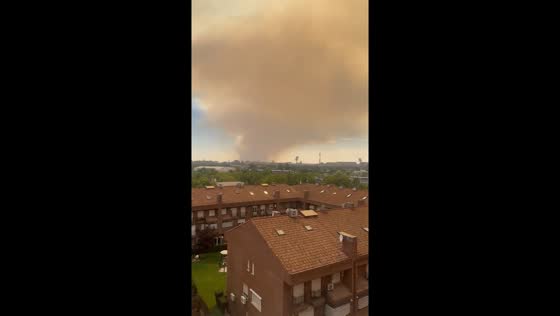 Wildfire sends massive smoke cloud over the capital in Méntrida, Spain