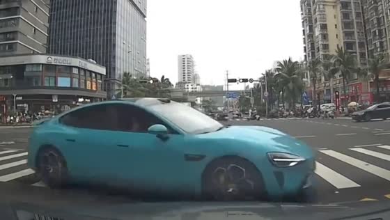 Drifting car loses control and causes crash in Zhejiang, China