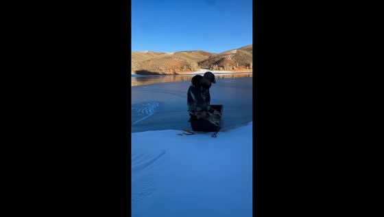 Man rescues stranded deer on frozen lake in Utah, USA