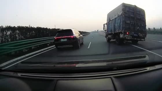 Close call as truck swerves across lanes on expressway in Beijing, China