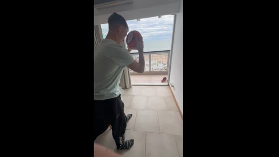 Balcony ball bounces back: hilarious laughter in Mar del Plata
