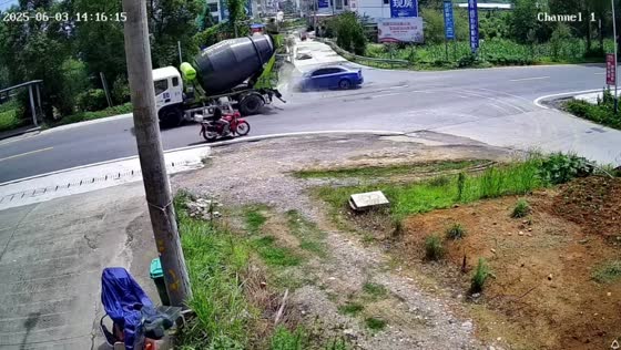 Concrete truck hits sedan during turn at busy intersection in Hunan, China