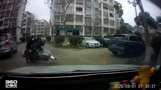 Scooter rider loses control in front of car in Zhejiang, China