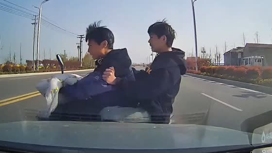 Children on motorcycle hit by vehicle while crossing intersection in Henan, China