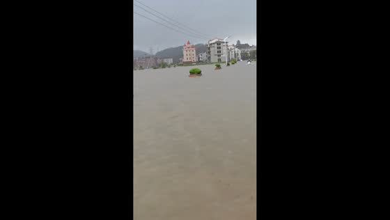 Widespread flooding remains after typhoon in Zhejiang, China