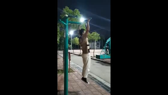 Man accidentally hits head during arm exercise in Guangdong, China