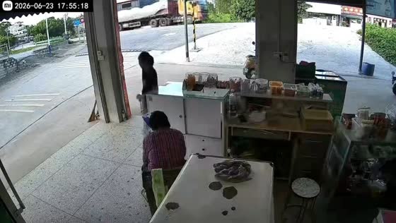Runaway tire crashes into roadside shop in Nanning City, China