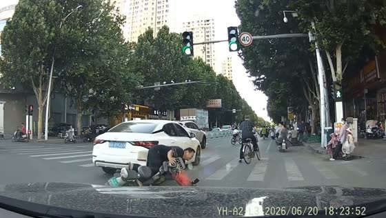 E-bike rider crashes after car stops at green light in Hebei, China