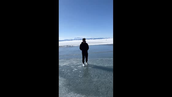 Man slips and falls on frozen lake while trying to join friend in Xinjiang, China 