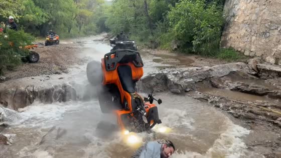 ATV rider tumbles off rocky ledge during river crossing in Saucitlán, Mexico