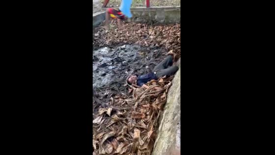 Swing mishap: rope snaps, friend falls in Balikpapan, Indonesia