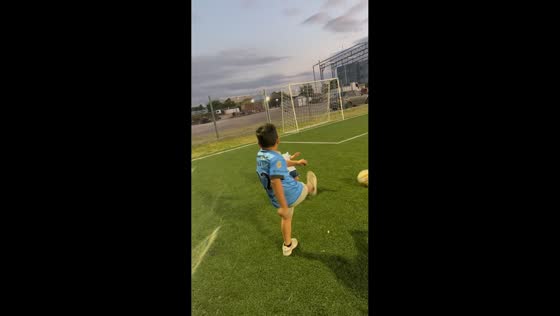 Boy accidentally hits sister with soccer ball in Córdoba, Argentina